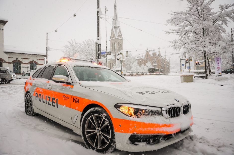 Polizeiauto im Schnee